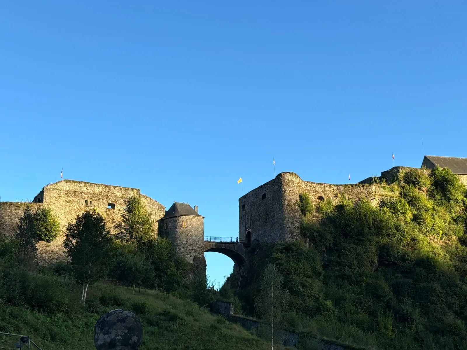 Burg Bouillon im Abendlicht, entlang der Route von E-Trott Ardenne