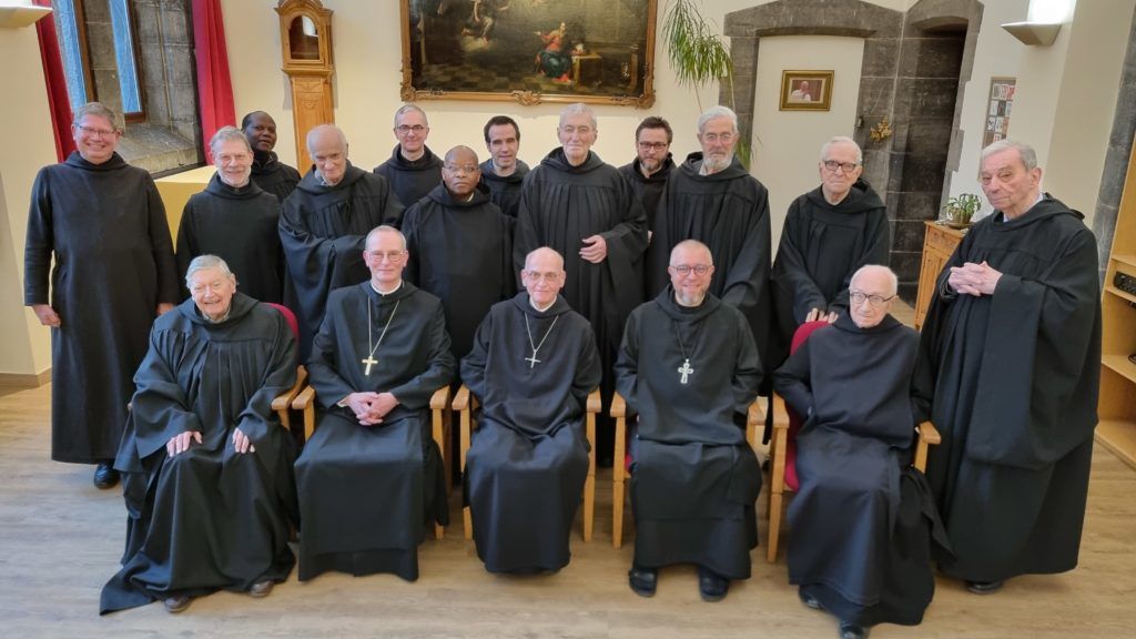 Groepsfoto van benedictijner monniken in zwarte habijten