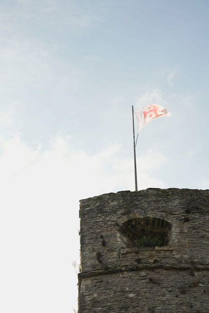 Pentekening van het kasteel van Bouillon in vogelvlucht