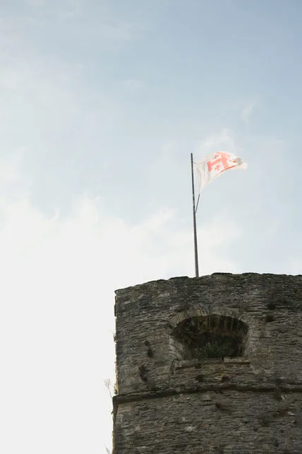 Pentekening van het kasteel van Bouillon in vogelvlucht