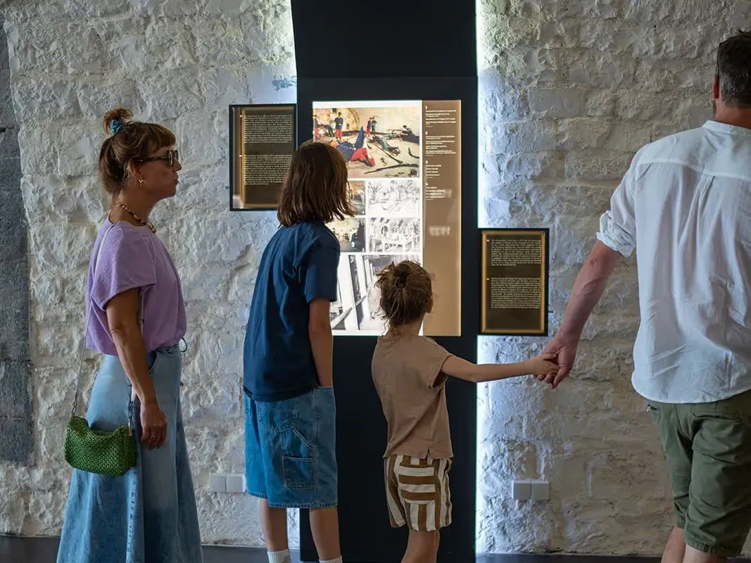 Bezoekers bij een museumpaneel in de citadel van Dinant