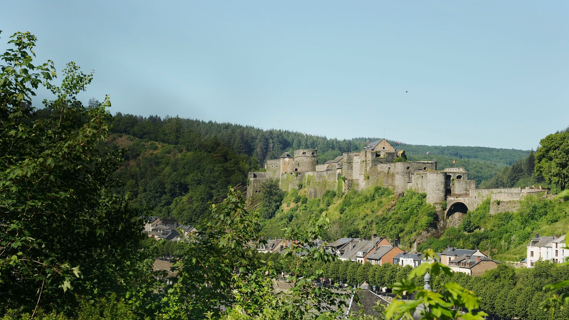 Kasteel van Bouillon op heuvelrug boven het stadje