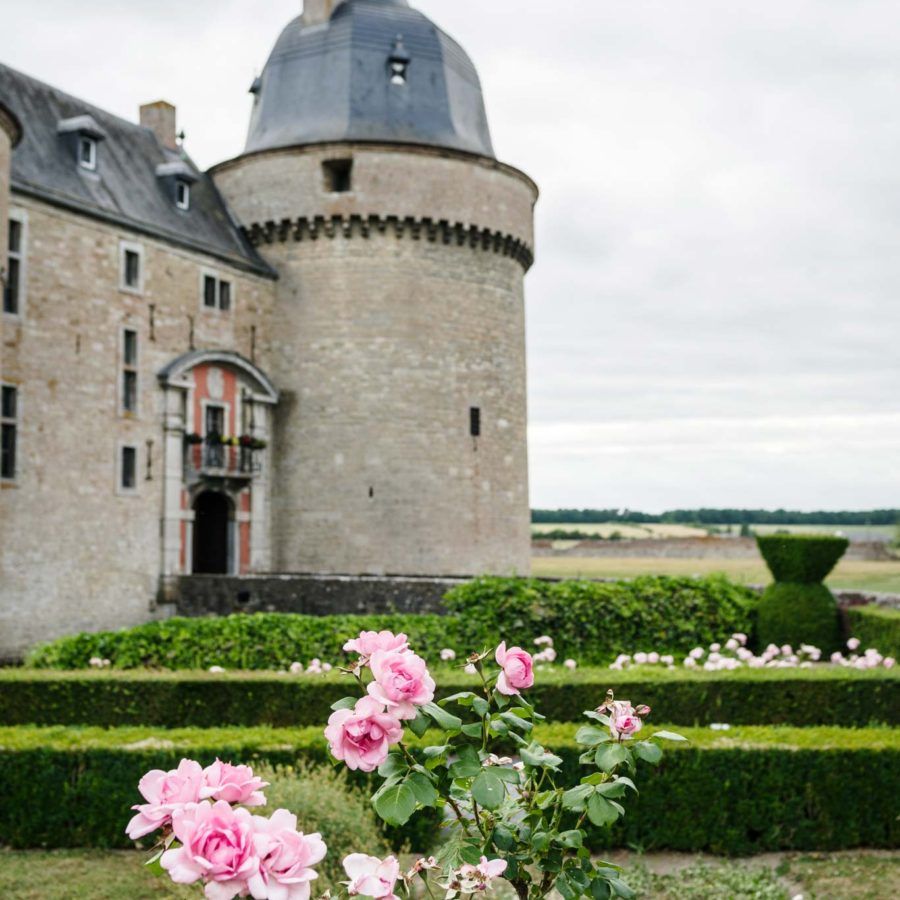 Kasteel Lavaux-Sainte-Anne met toren en rozentuin op voorgrond