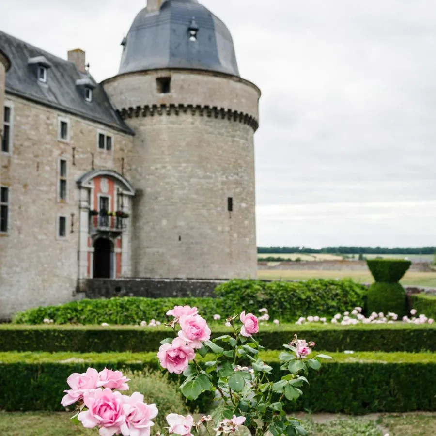 Kasteel Lavaux-Sainte-Anne met toren en rozentuin op voorgrond