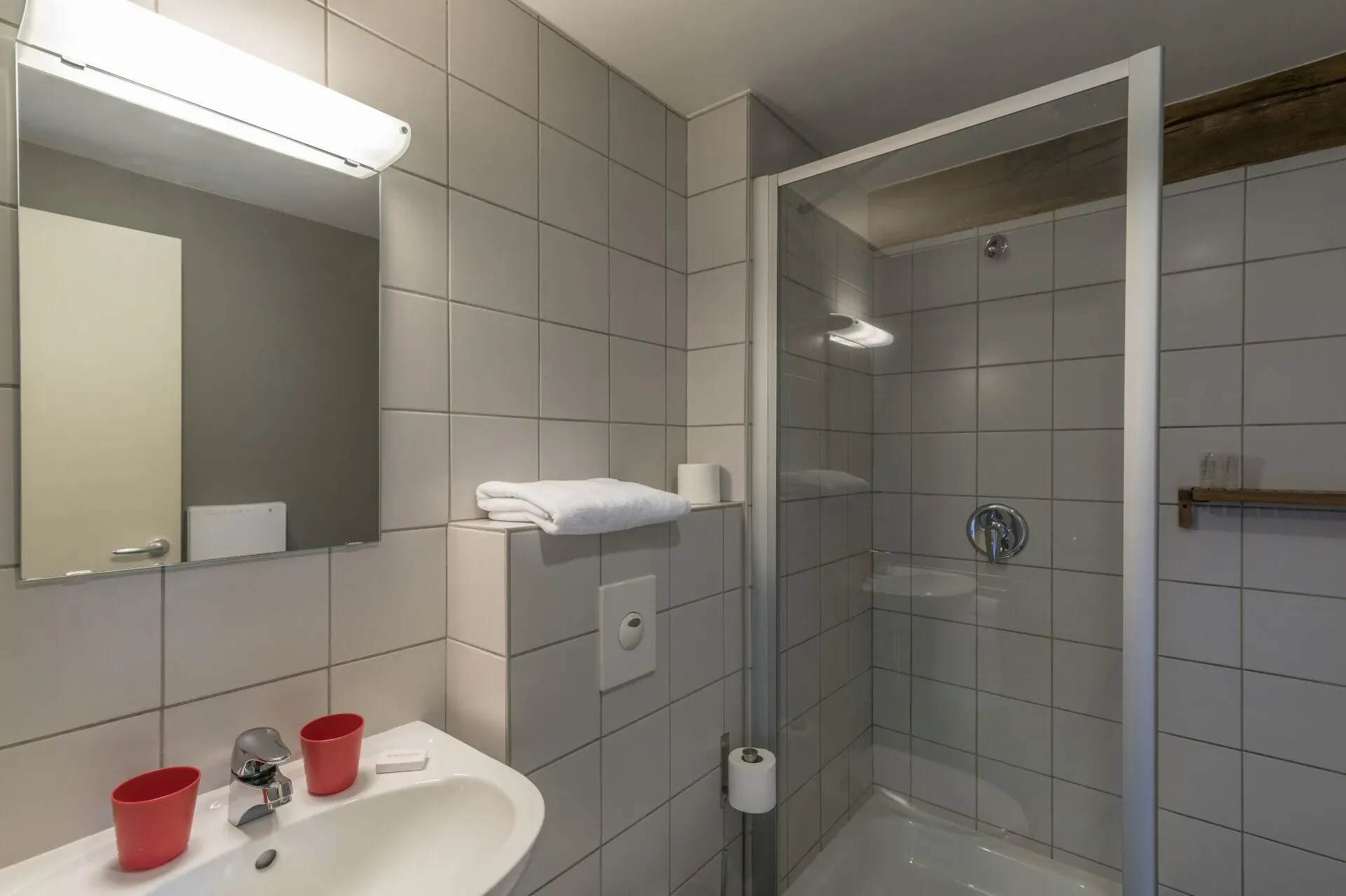 Badkamer met ruime inloopdouche en glazen wand