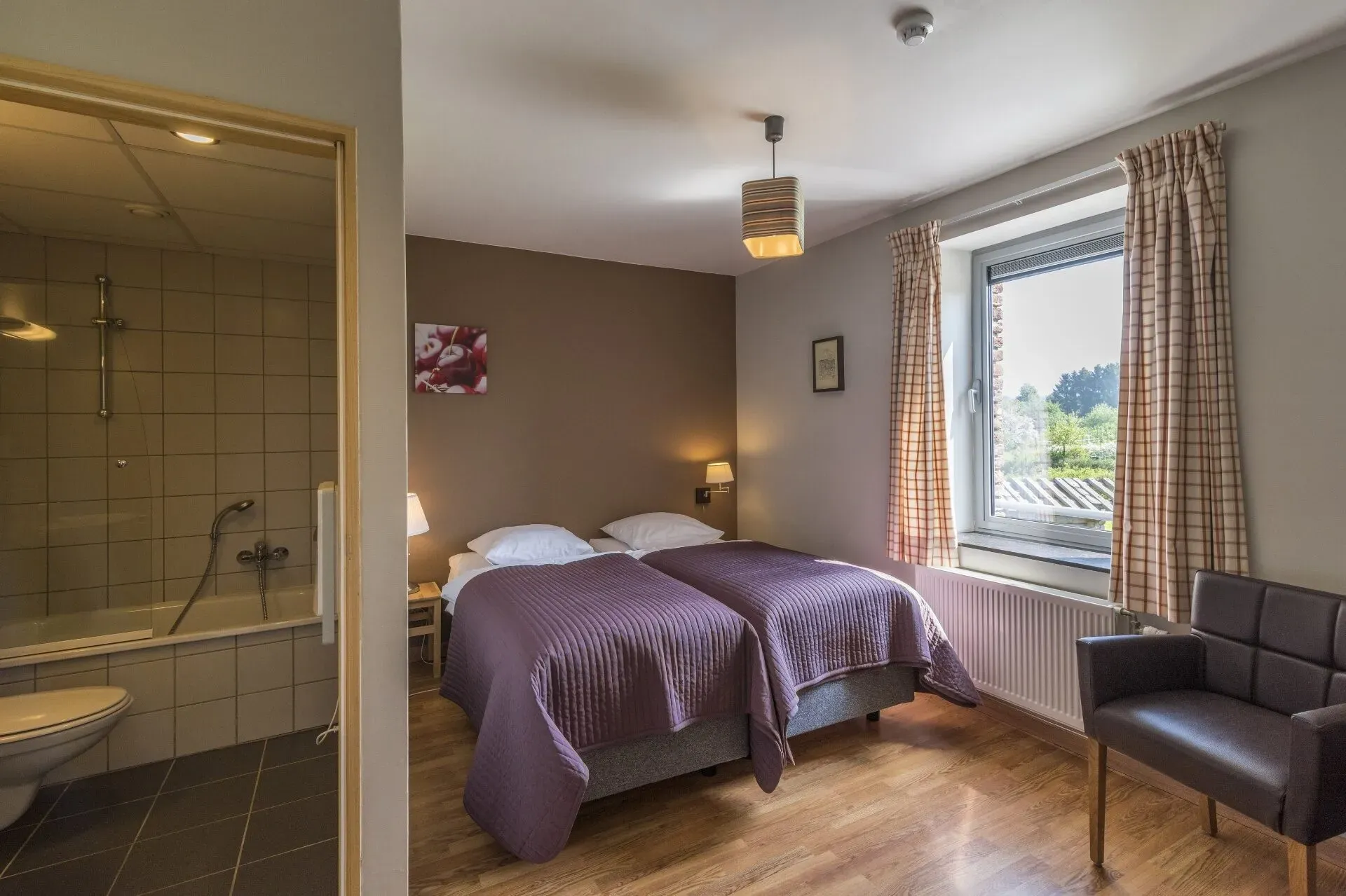 Ensuite badkamer met douche