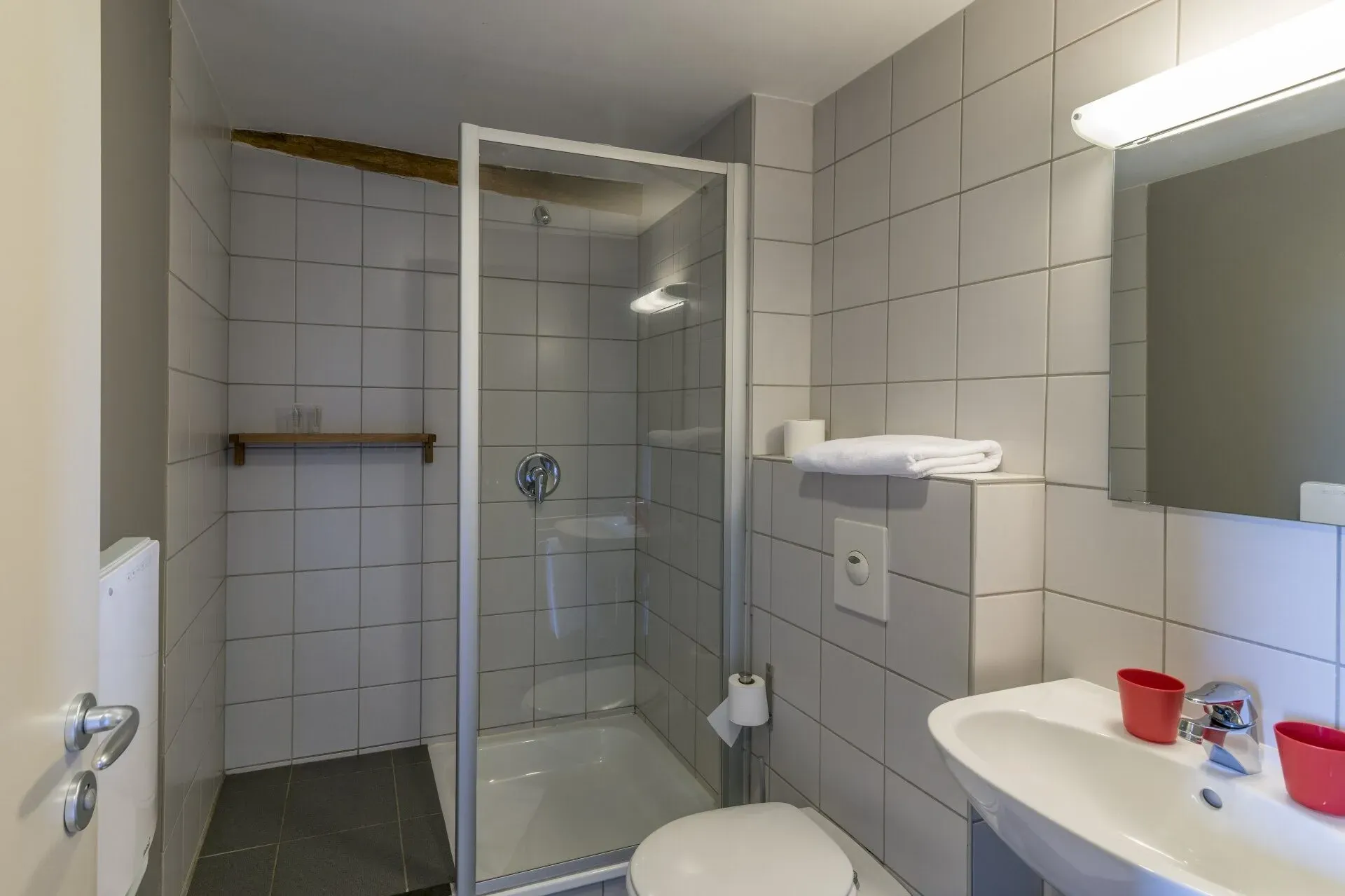 Moderne badkamer met glazen douchedeur en tegels