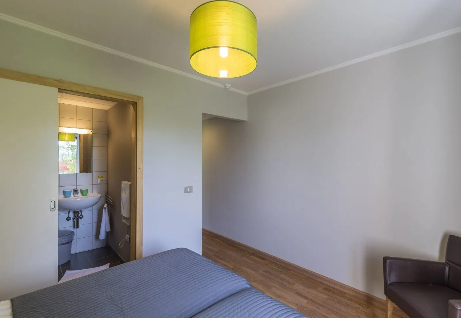 Ensuite badkamer met wastafel en spiegel