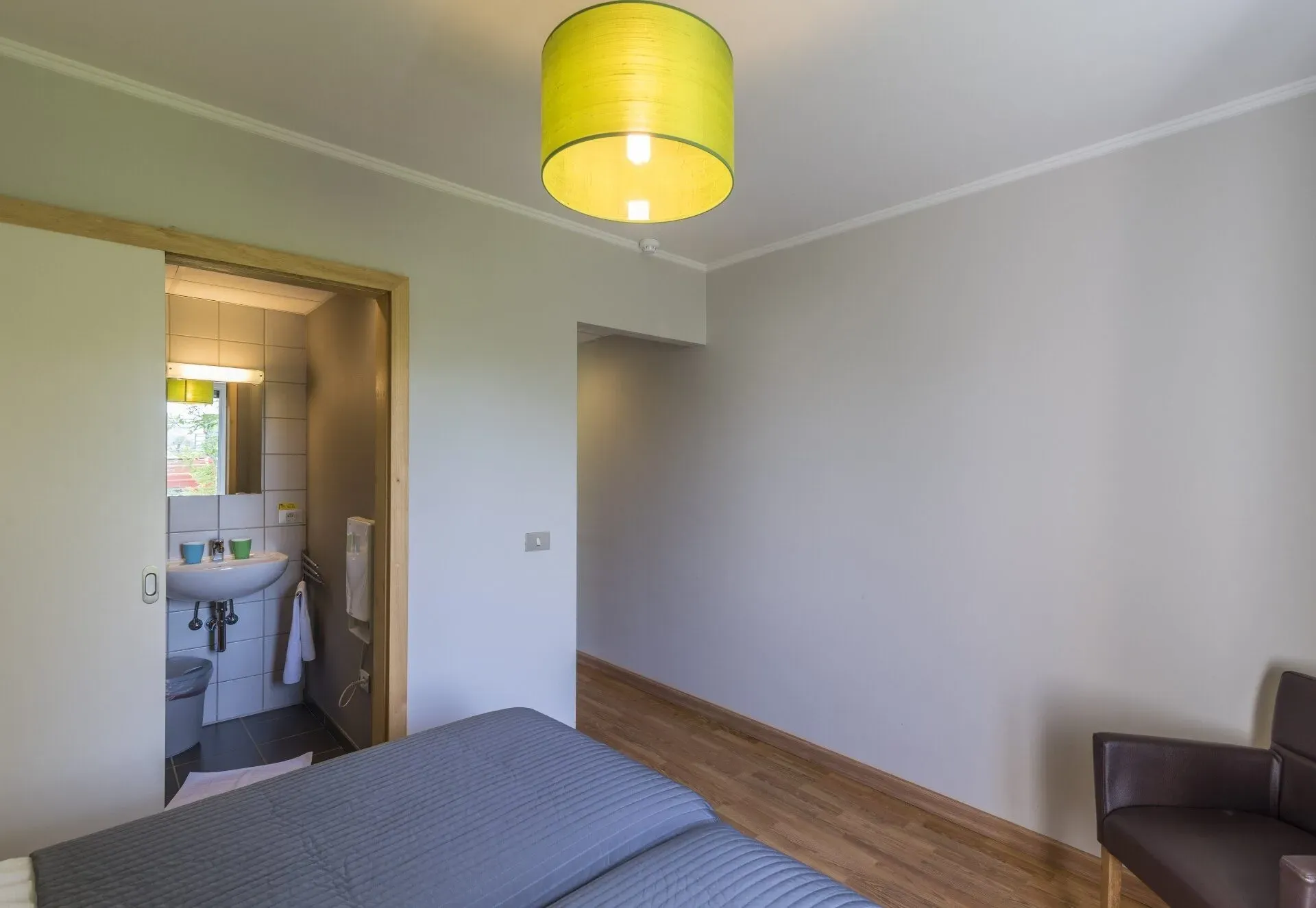 Ensuite badkamer met wastafel en spiegel