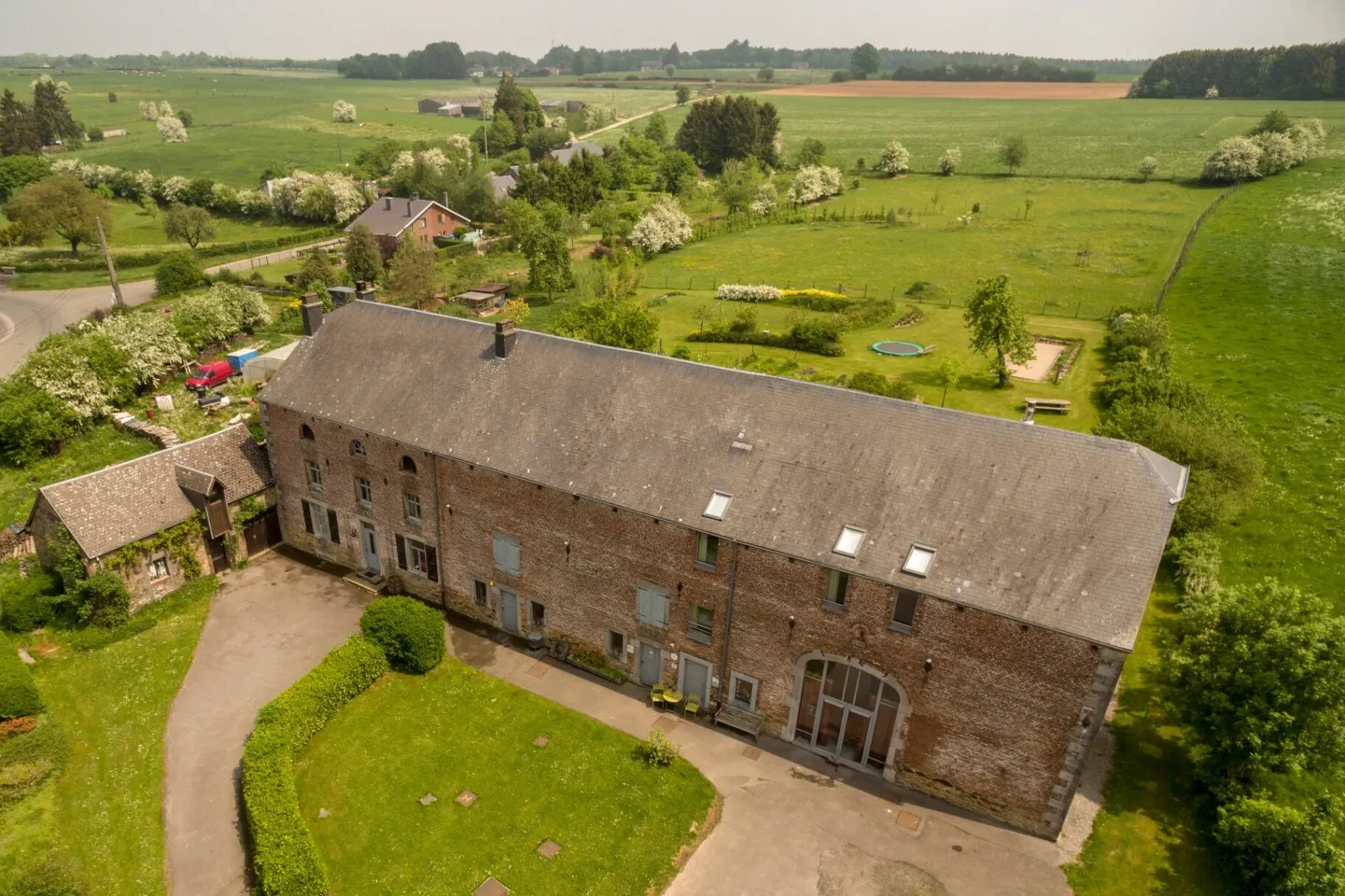 Luchtfoto van de authentieke hoeve ArdenNest uit 1849