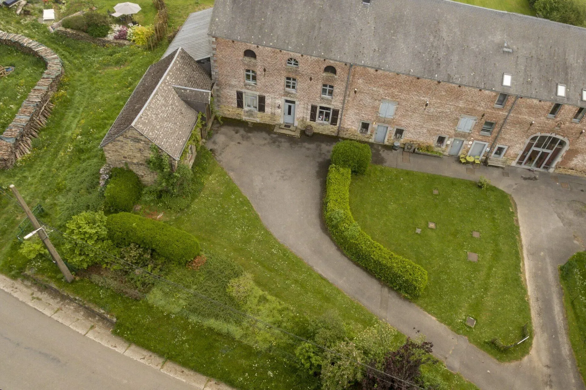 Voorgevel van de gerenoveerde hoeve ArdenNest
