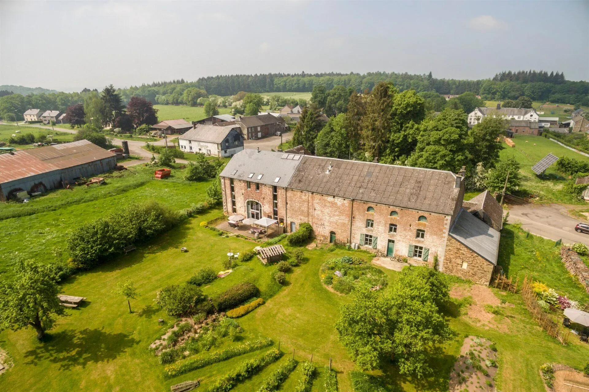 Luchtfoto van vakantiewoning Arden'Nest met 2 hectare tuin in de Belgische Ardennen