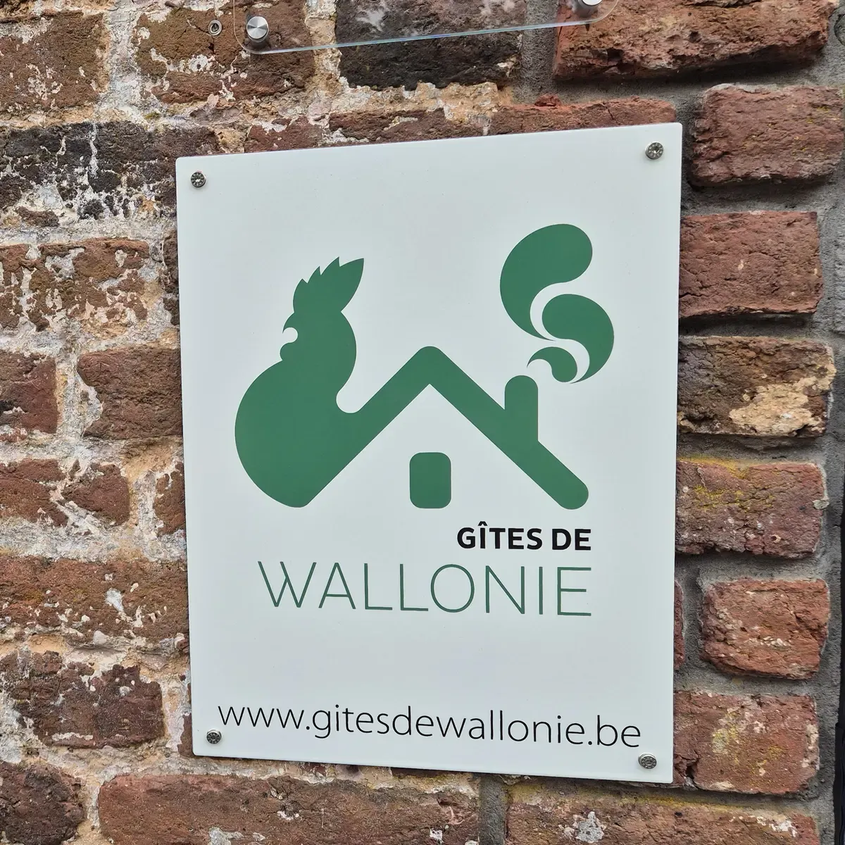 Gîtes de Wallonie-plaquette op de gevel van ArdenNest