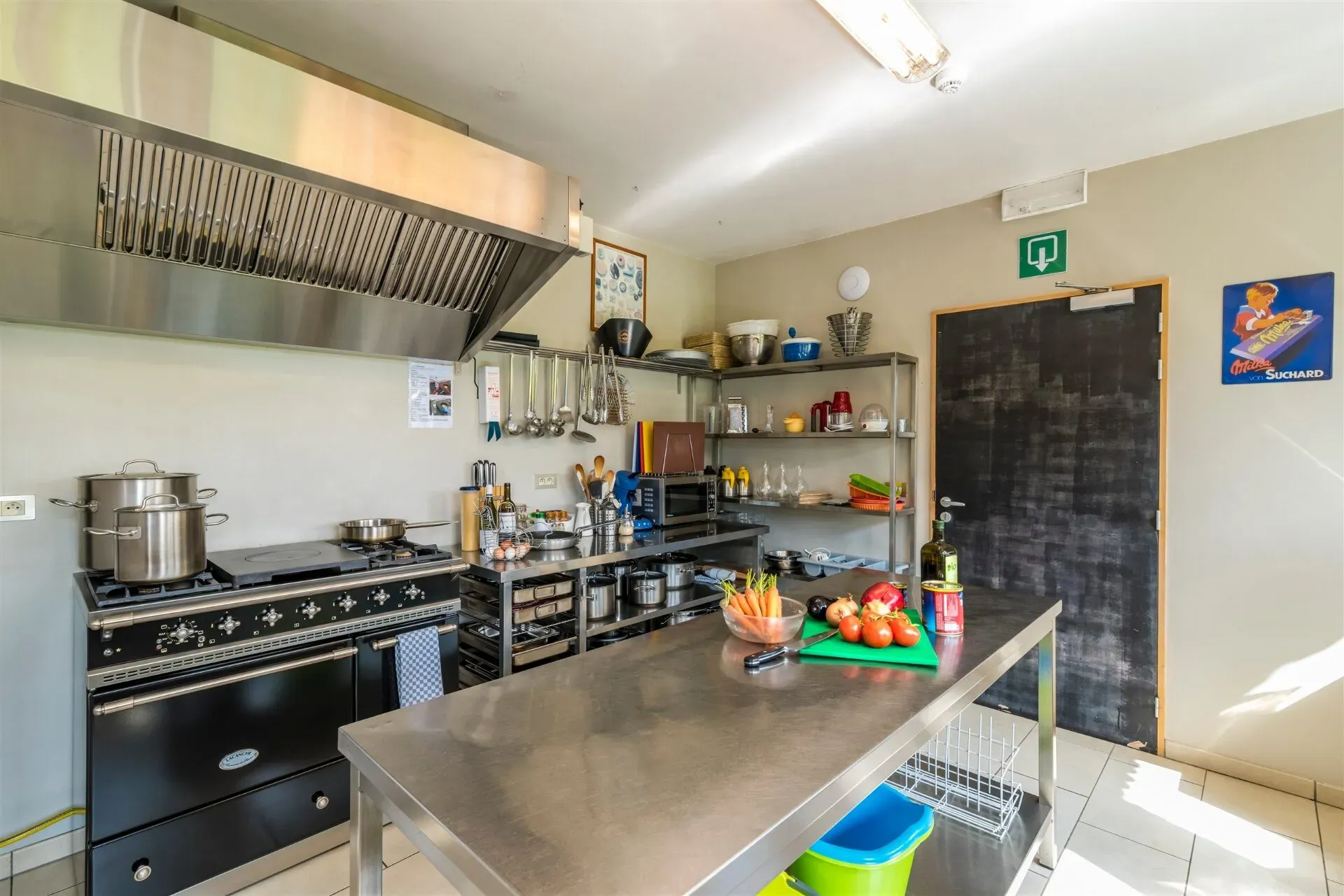 Professionele keuken met Lacanche fornuis en alle benodigdheden voor groepen tot 26 personen