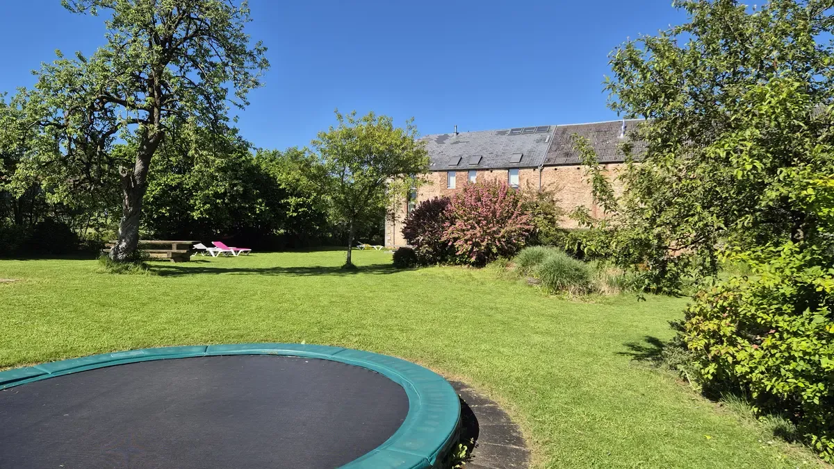 Children jumping on the trampoline in the garden of ArdenNest