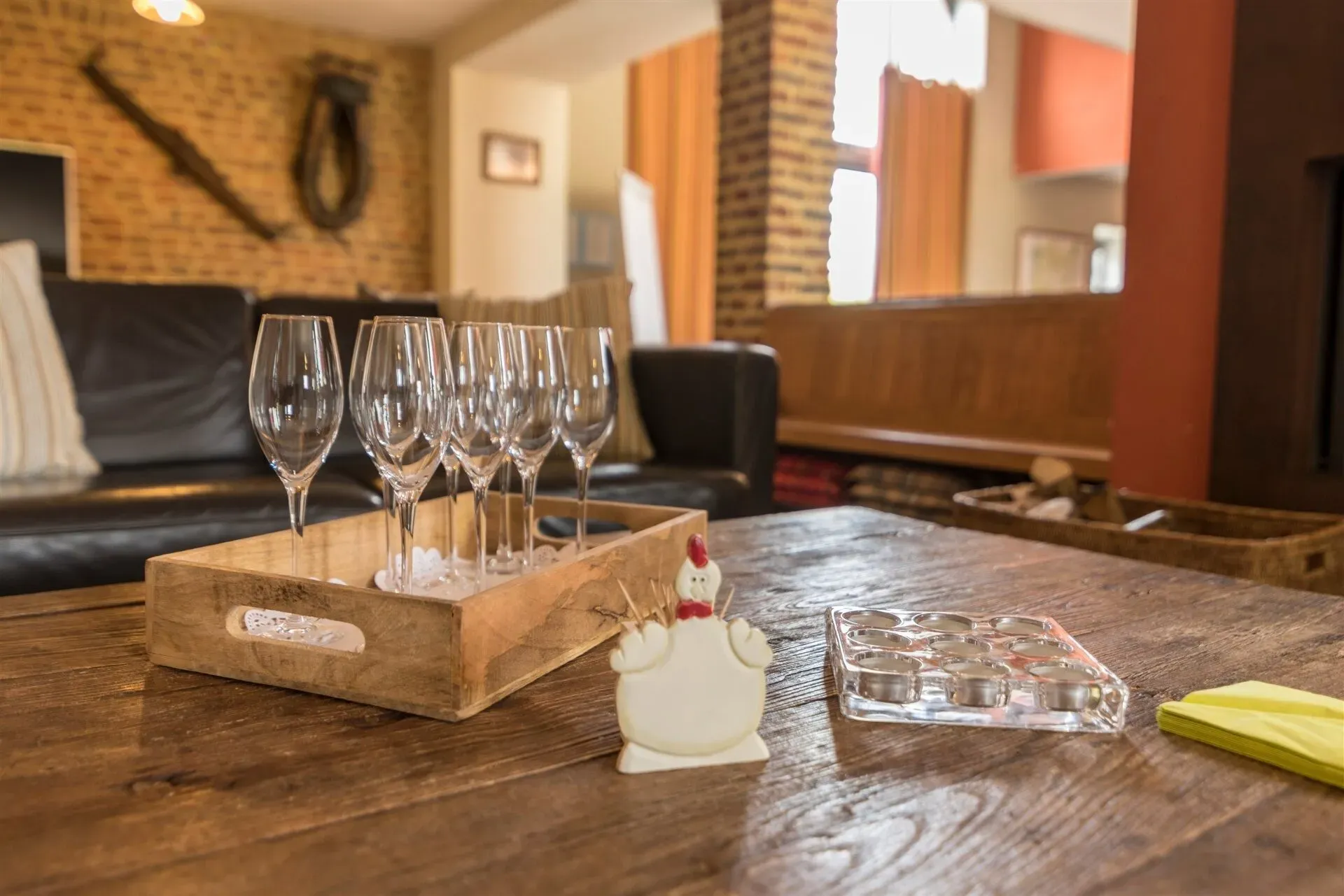 Gezellige zithoek met aperitief en warm licht