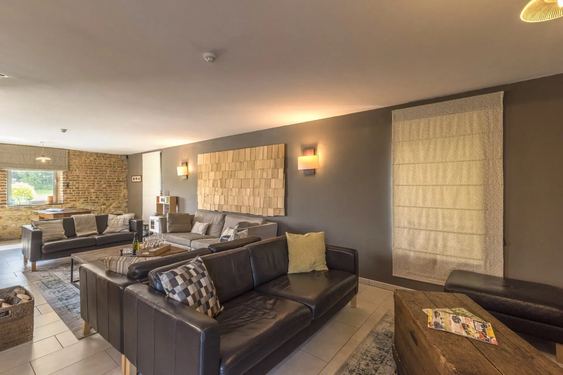 Ruime lounge met meerdere zithoeken voor grote groepen