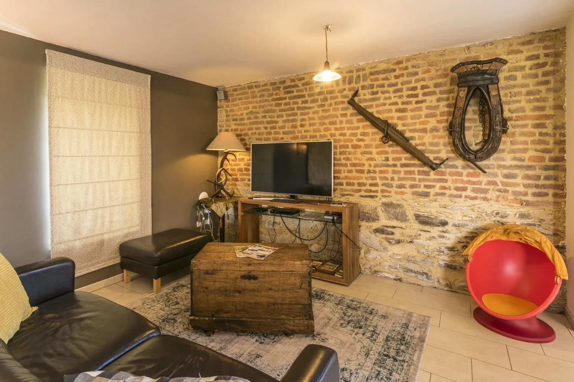 TV-hoek met authentieke bakstenen muur en comfortabele zetels