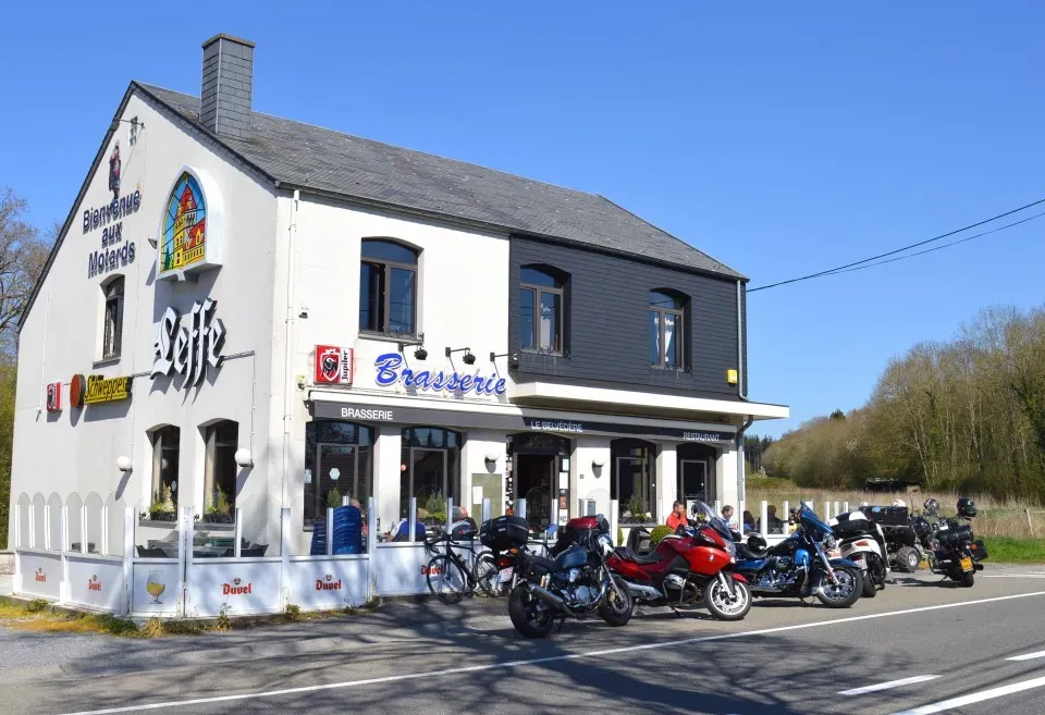 Buitenzicht brasserie met terras bij zonnig weer