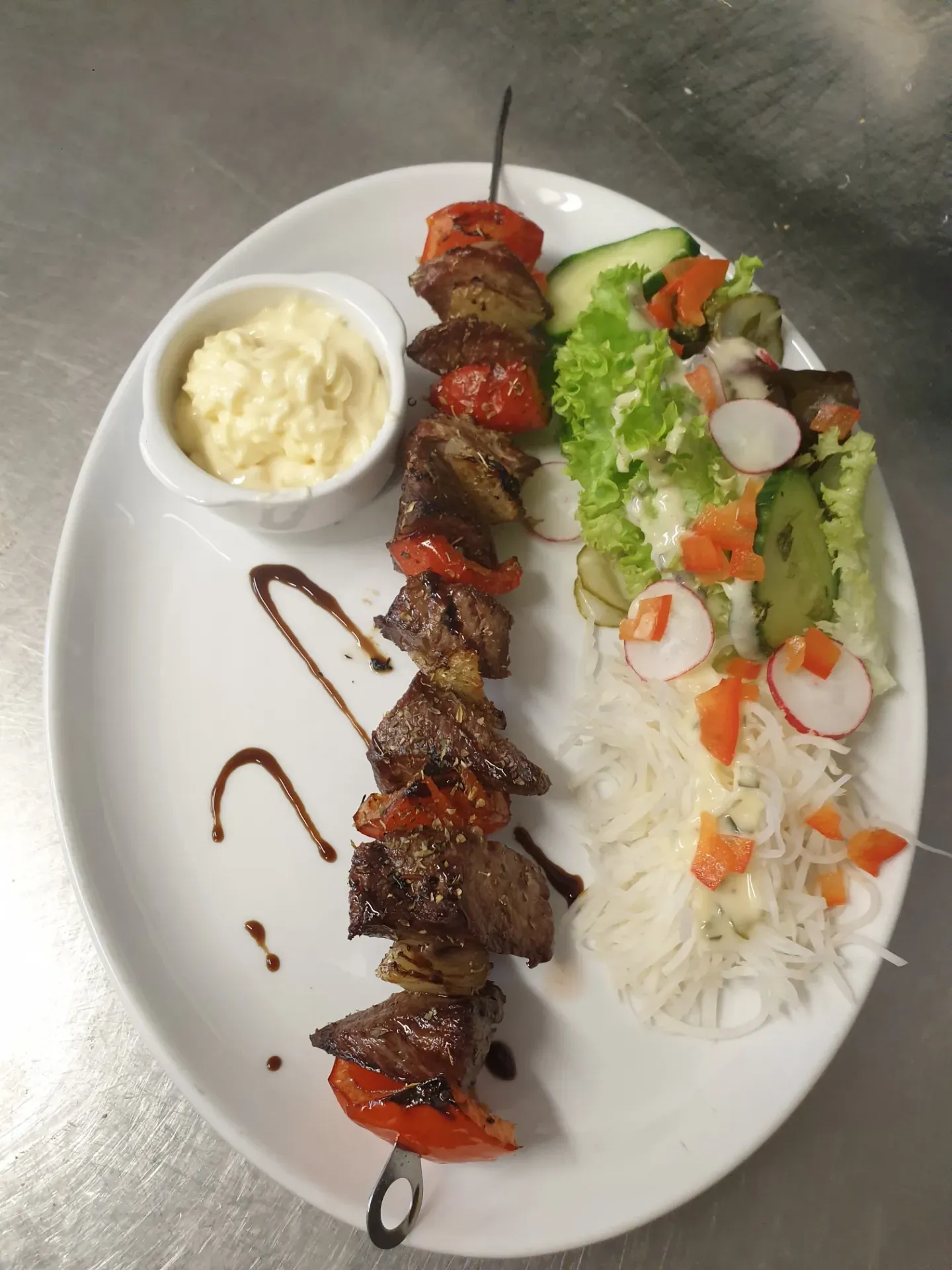Skewer with grilled vegetables and salad at La Salière