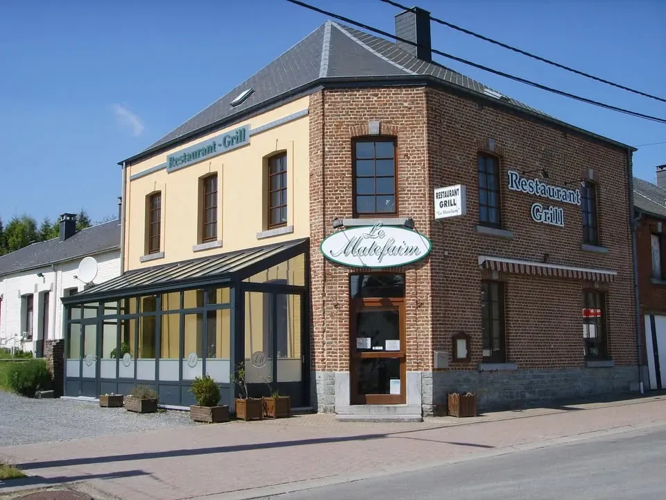 Straßenansicht des Eckhauses des Restaurant-Grills Le Matefaim