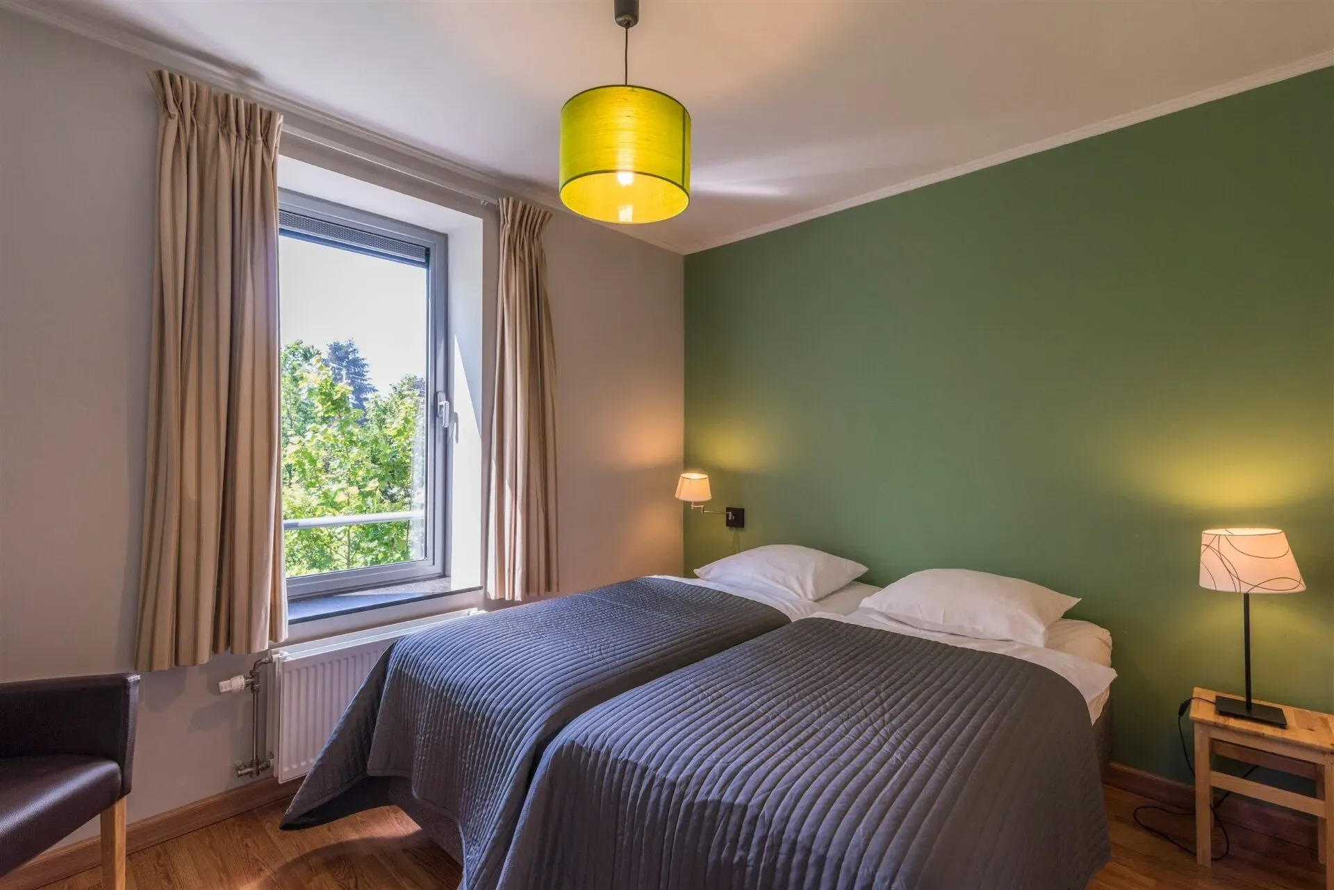 Stijlvolle slaapkamer met ensuite badkamer, massief eiken vloer en luxueuze afwerking