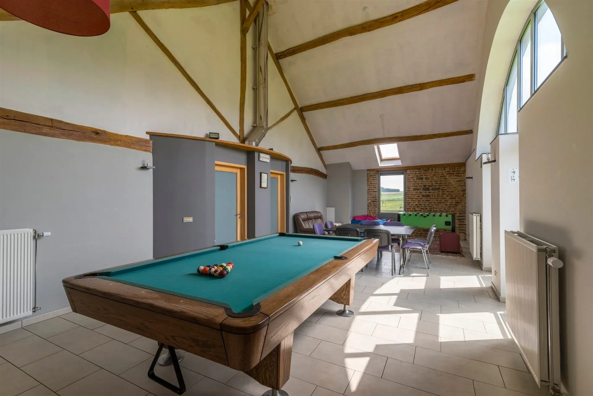 Speelkamer met professionele pooltafel bij ArdenNest