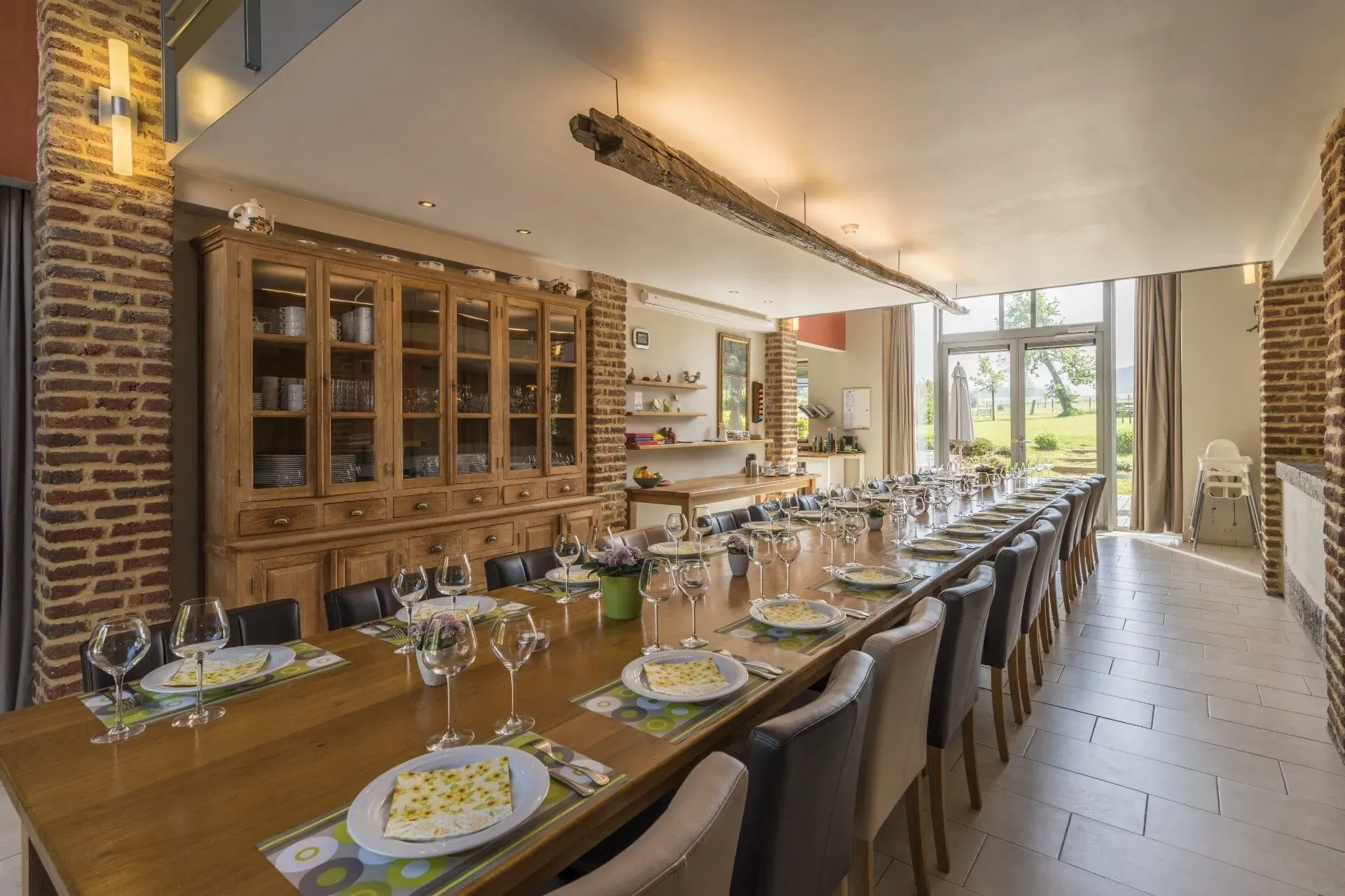 Eiken eettafel met authentieke servieskast