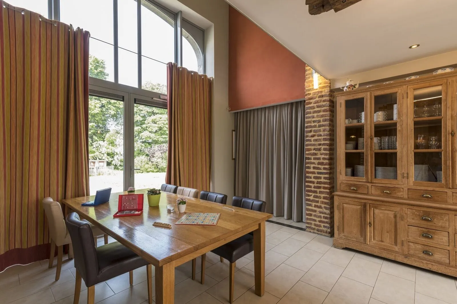 Eiken tafel bij het raam met bordspellen klaar