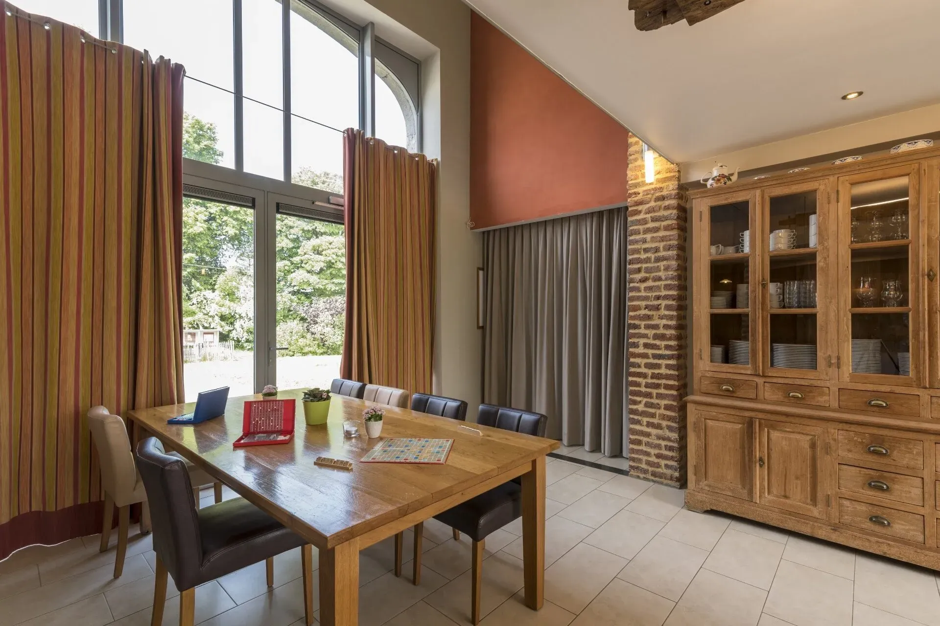 Eiken tafel bij het raam met bordspellen klaar