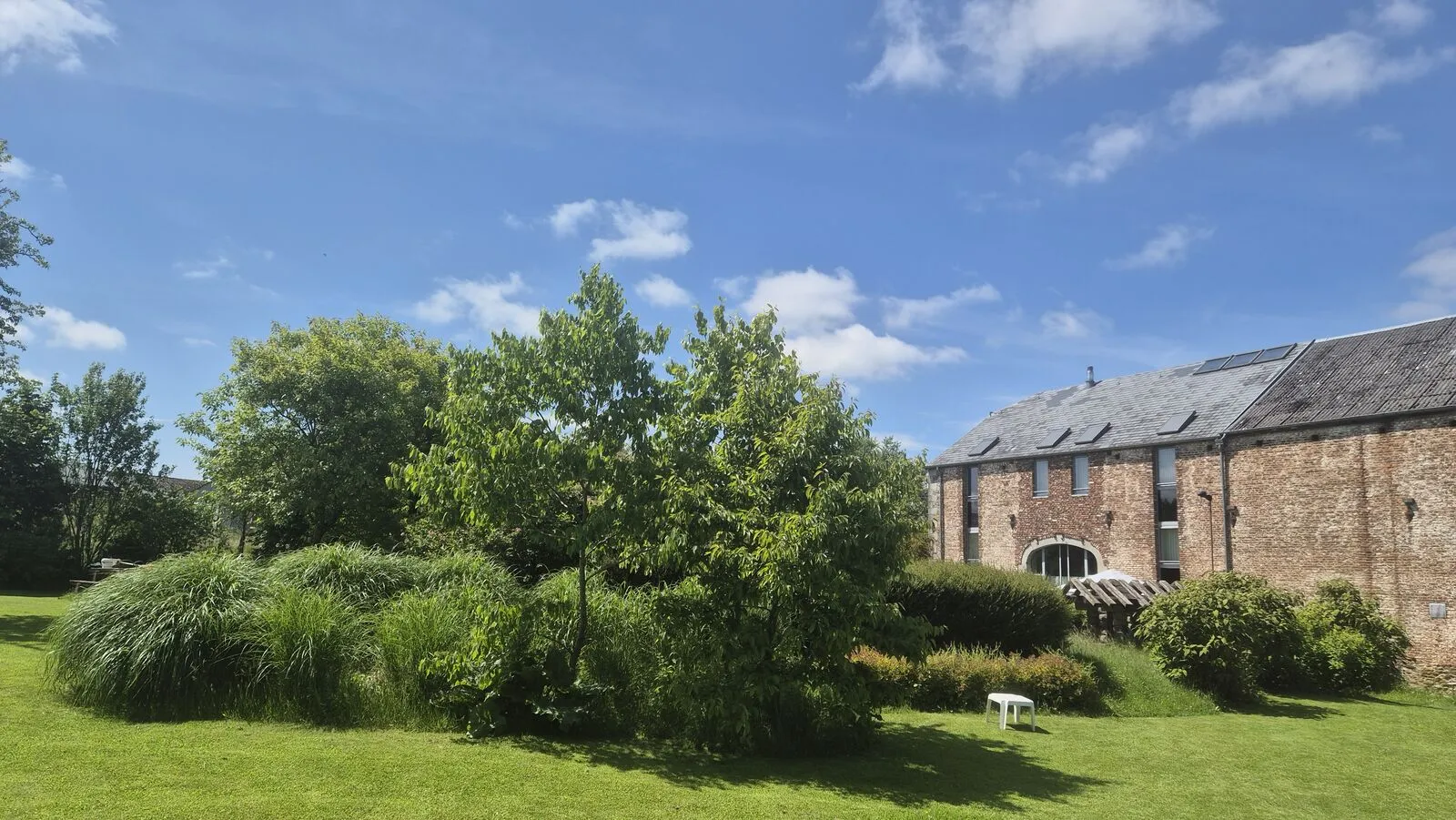 Stelle im Garten von ArdenNest, wo der HOTBIN-Komposter von 200 Litern stehen wird