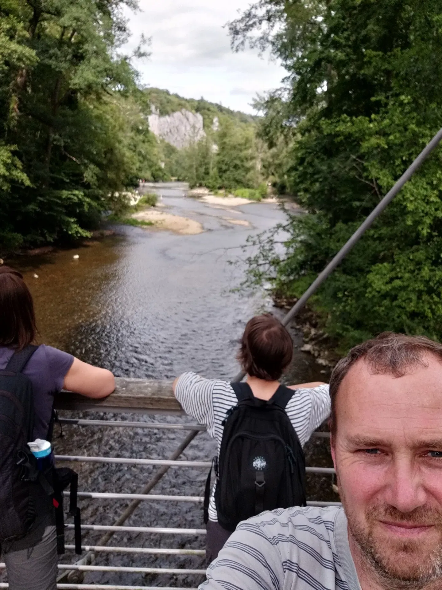 Selfie op hangbrug met uitzicht op de Lesse en rotswanden