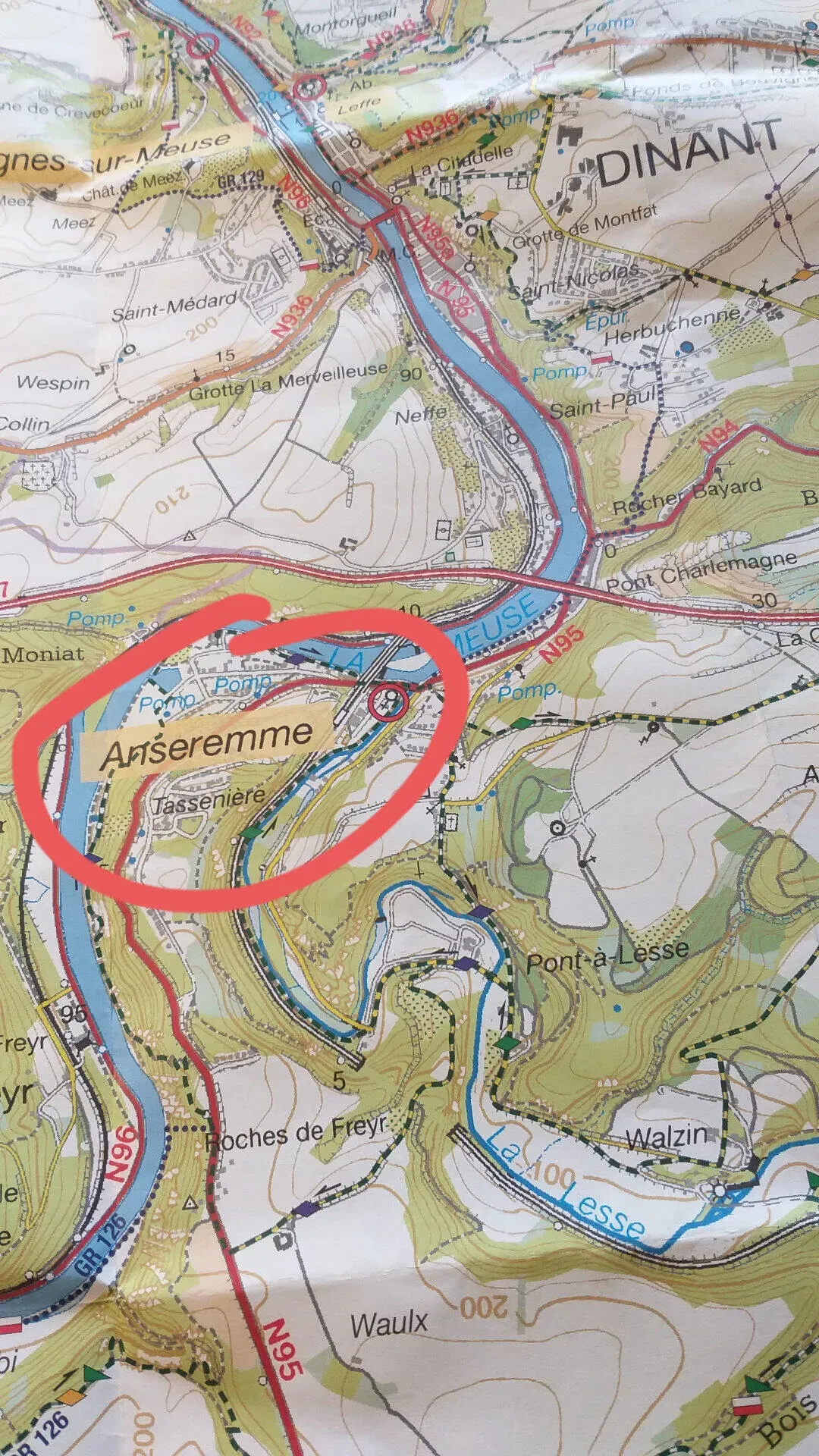 Detail topografische kaart met Anseremme en Lesse-meanders rood omcirkeld