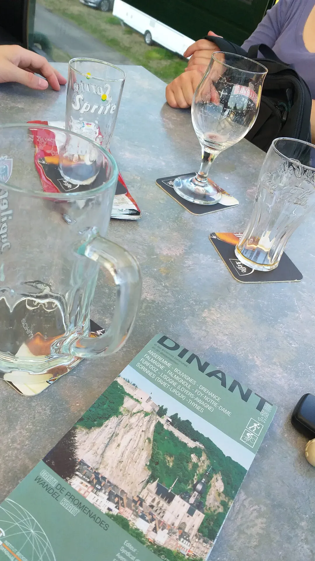 Glazen en Dinant-toeristenkaart op terrastafeltje na de wandeling
