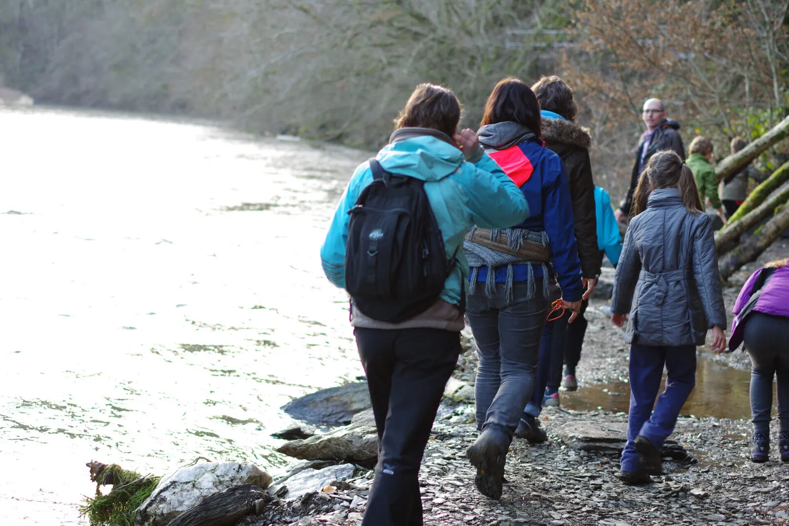 Groep wandelaars loopt langs de oever van de Semois