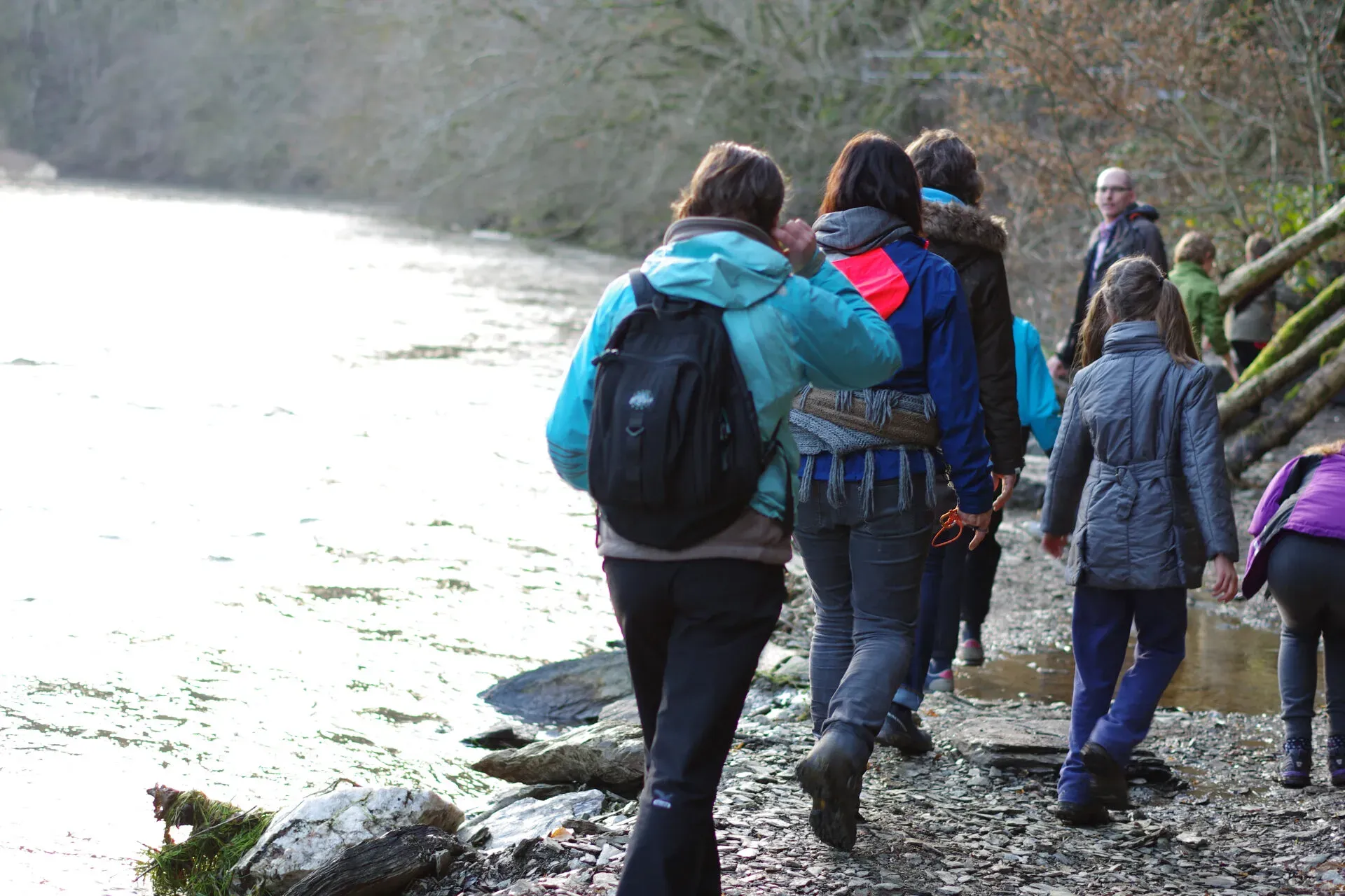 Groep wandelaars loopt langs de oever van de Semois