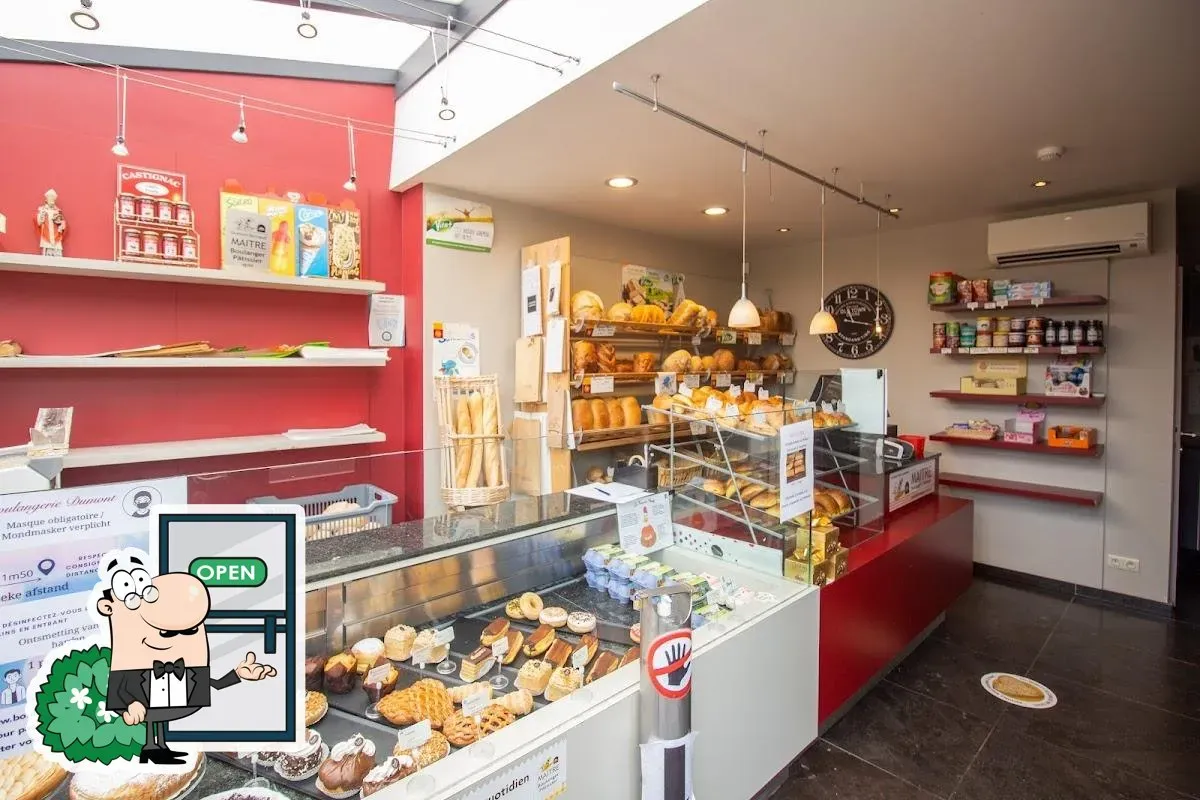 Toonbank met brood, gebak en rode wanden bij Boulangerie Dumont