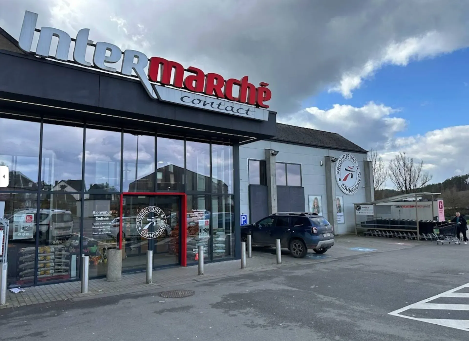 Gevel van Intermarché Contact supermarkt in Gedinne met parking