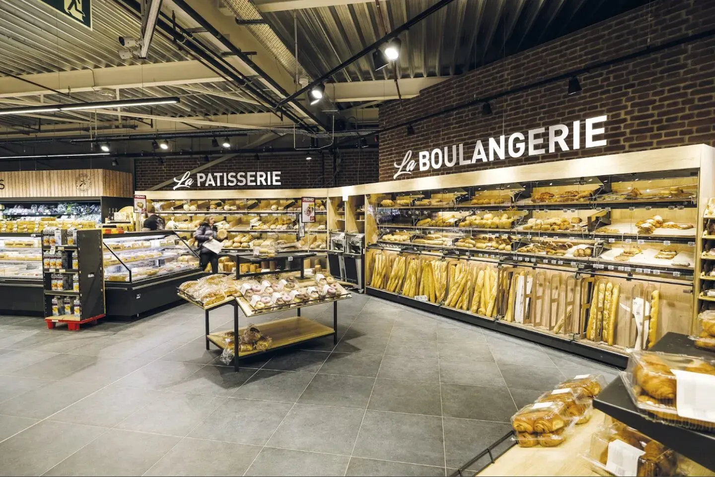 Bakkerij- en patisserieafdeling in Intermarché met vers brood