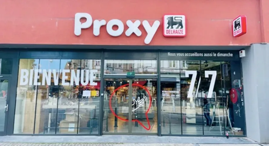 Luchtfoto van het Proxy Delhaize-gebouw met parking
