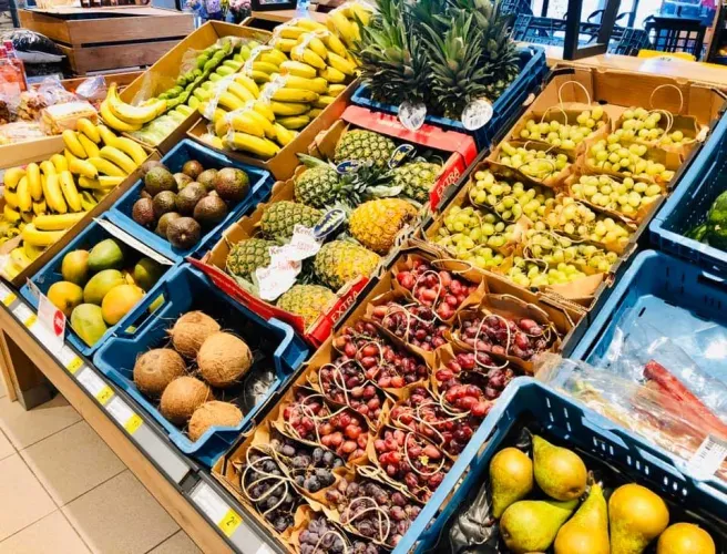 Straatzicht op Proxy Delhaize langs de dorpsweg in Gedinne