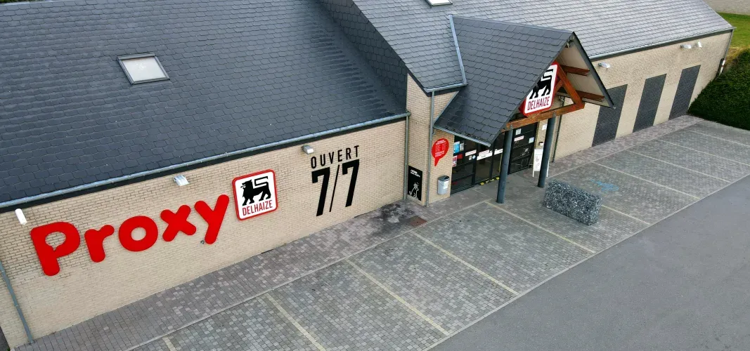 Kleurrijk vers fruit- en groentedisplay in de Proxy Delhaize