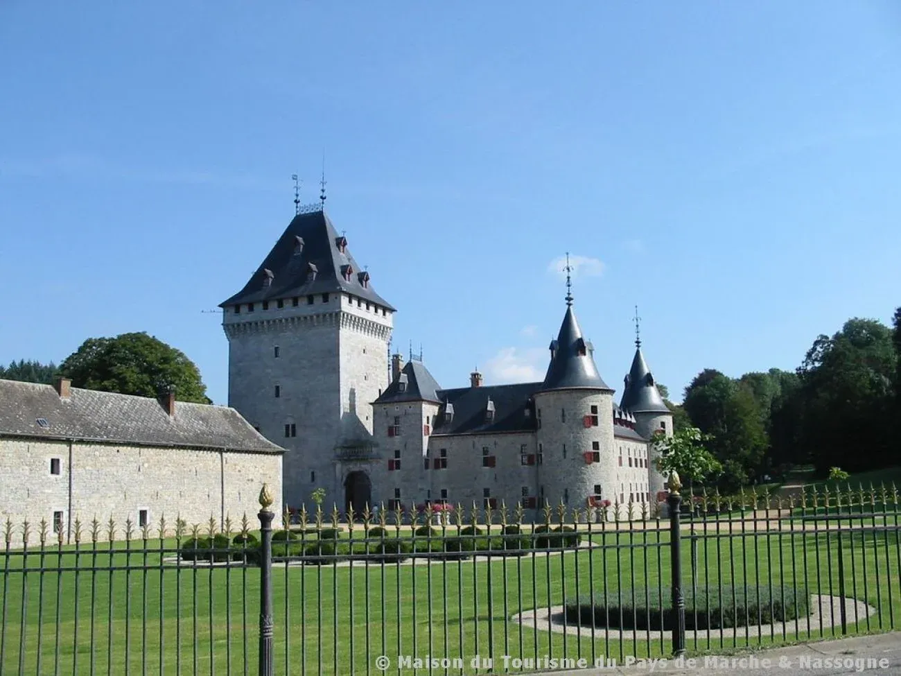 Château de Jemeppe gezien vanaf het hek aan de Rue Félix Lefèvre in Hargimont, met de donjon en de hoektorens (foto Maison du Tourisme du Pays de Marche & Nassogne)