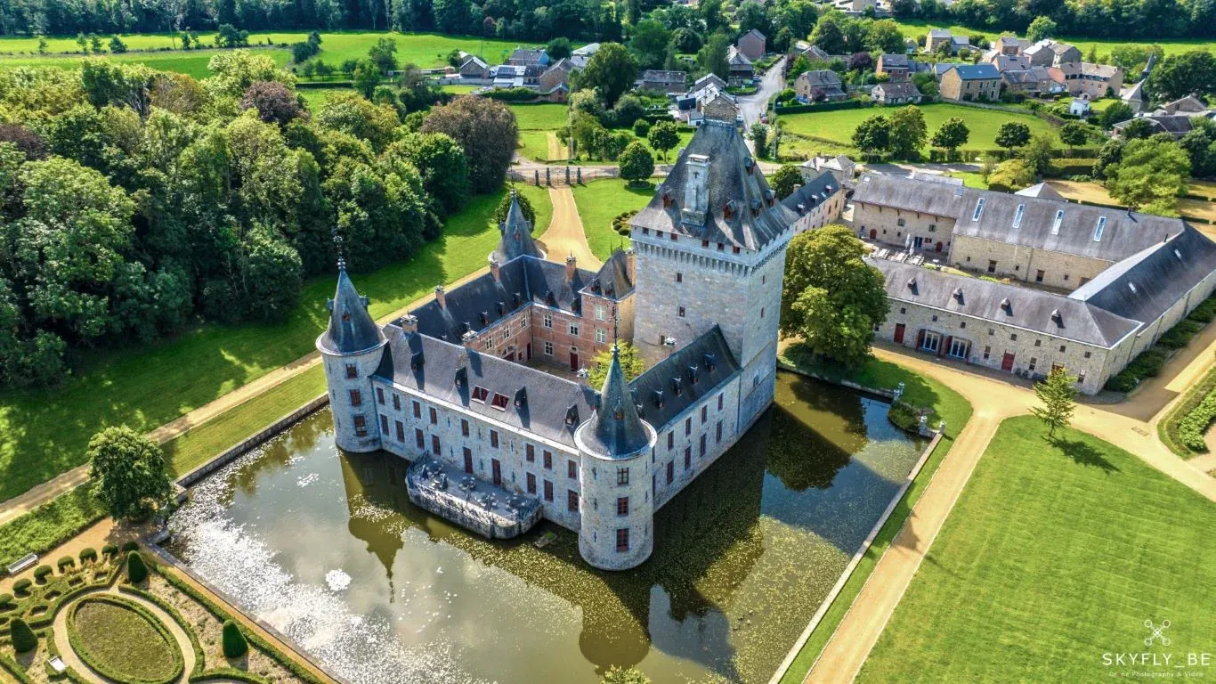 Luchtfoto van Château de Jemeppe in Hargimont, het kasteel van De Verraders 2026, met dubbele slotgracht en donjon (foto Skyfly.be via chateaujemeppe.be)