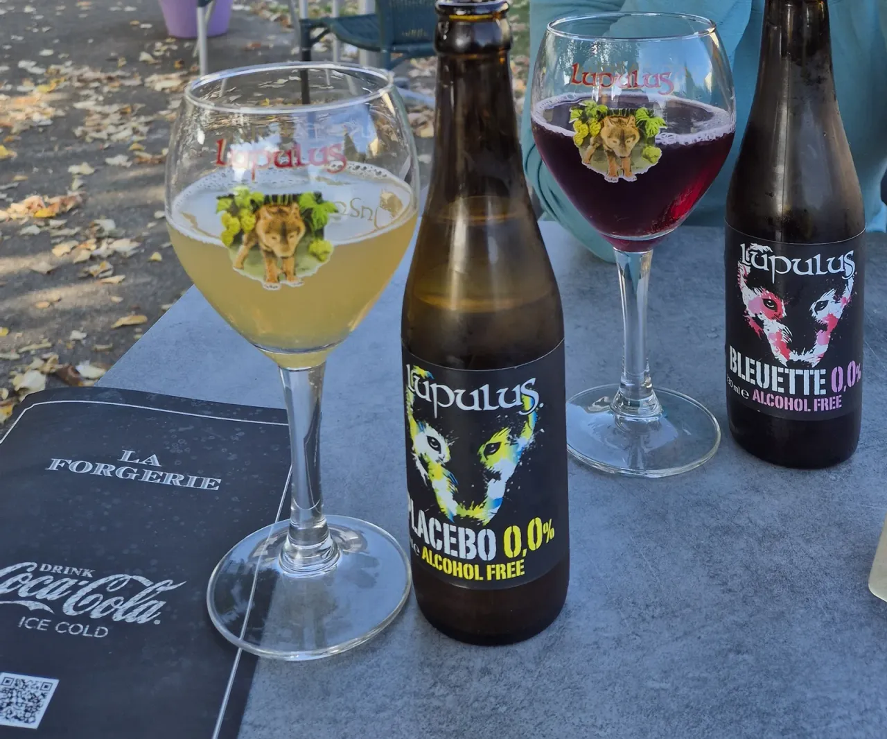 Lupulus Placebo 0.0% and Lupulus Bleuette 0.0% in their glasses on the terrace of La Forgerie