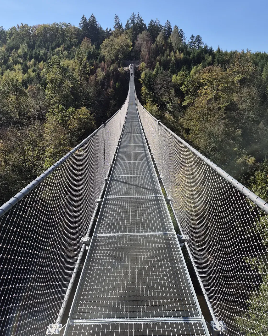 Tout droit sur la passerelle de Sainte-Cécile entre les piliers