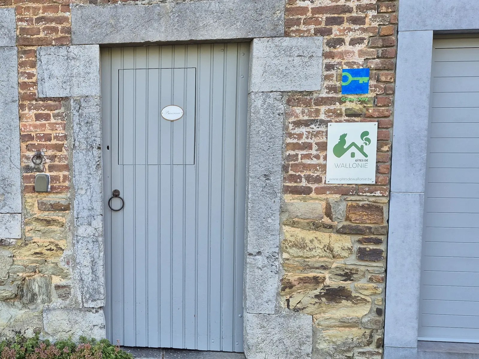 Eingang mit Green-Key- und Gîtes-de-Wallonie-Schildern